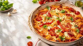 Paprika-Feta-Pasta aus dem Ofen mit Basilikum und cremiger Sauce