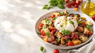 Tomaten-Burrata-Brot-Salat mit geröstetem Brot, Basilikum und Olivenöl