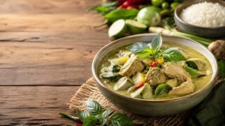 Grünes Thai Curry mit Kokosmilch, Gemüse, Hähnchen und Thai-Basilikum