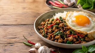 Pad Kra Pao mit Hackfleisch, Thai-Basilikum, Chili, Reis und Spiegelei