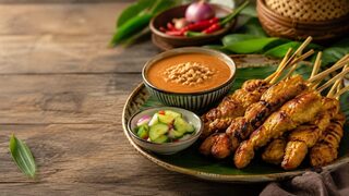 Satay Hähnchenspieße mit Erdnusssauce, Gurke, Limette und Kräutern