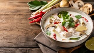 Tom Kha Gai Kokossuppe mit Hähnchen, Pilzen, Galgant, Chili und Koriander