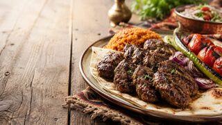 Türkische Köfte mit Joghurt-Dip, Salat und Fladenbrot